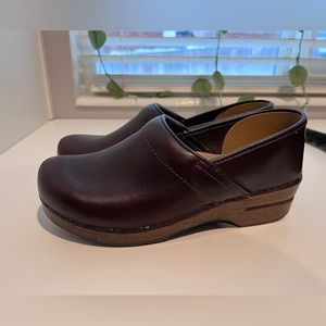 Dansko “Professional” Flagship Clog Brownish Red Oiled Pull Up